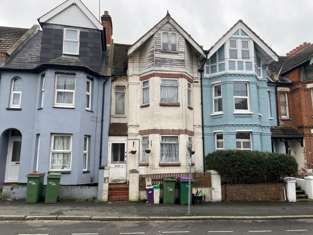 Lot: 83 - THREE STOREY FOUR-BEDROOM HOUSE FOR IMPROVEMENT -